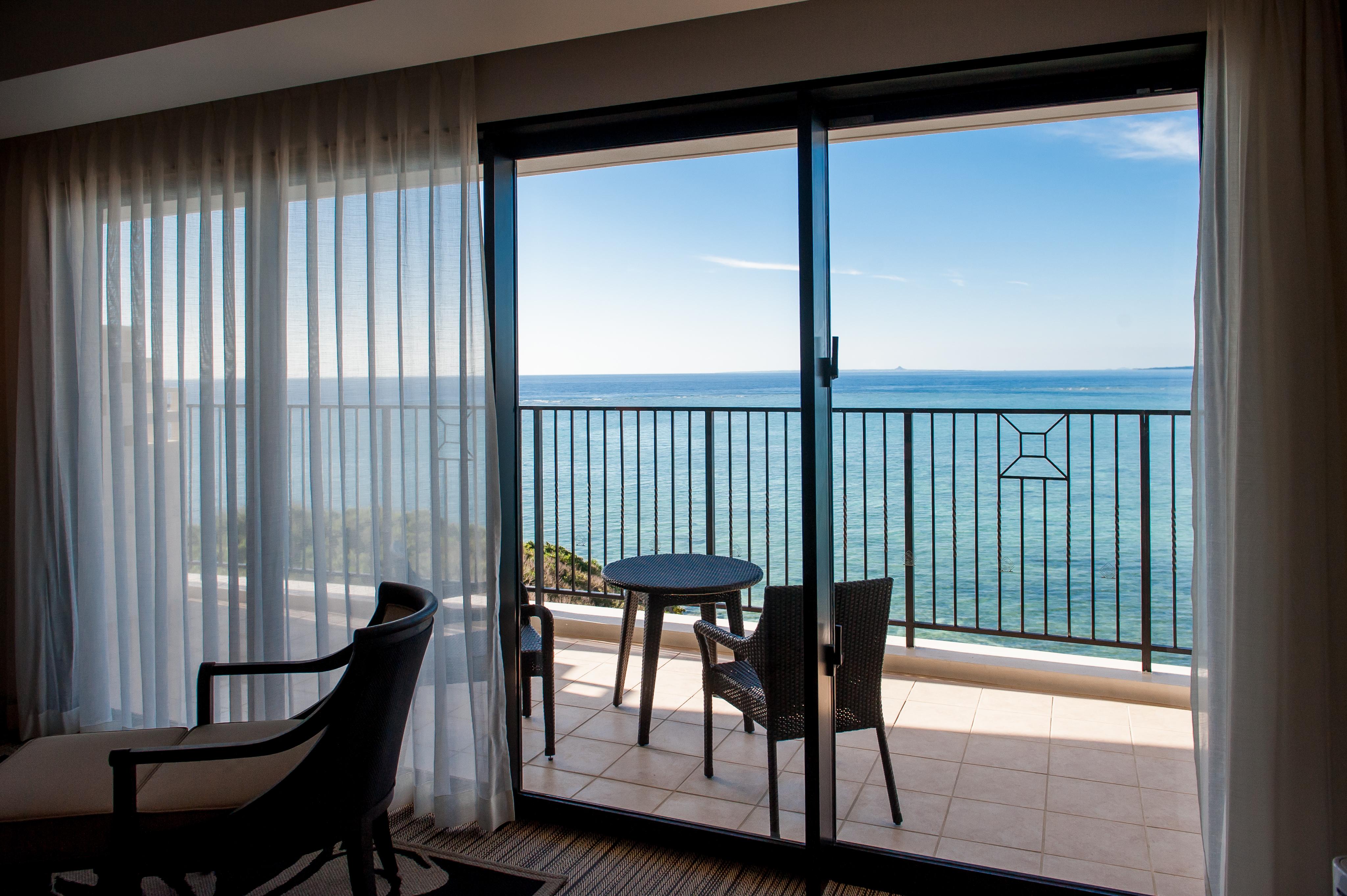 אונה Hotel Monterey Okinawa Spa & Resort מראה חיצוני תמונה A sliding door