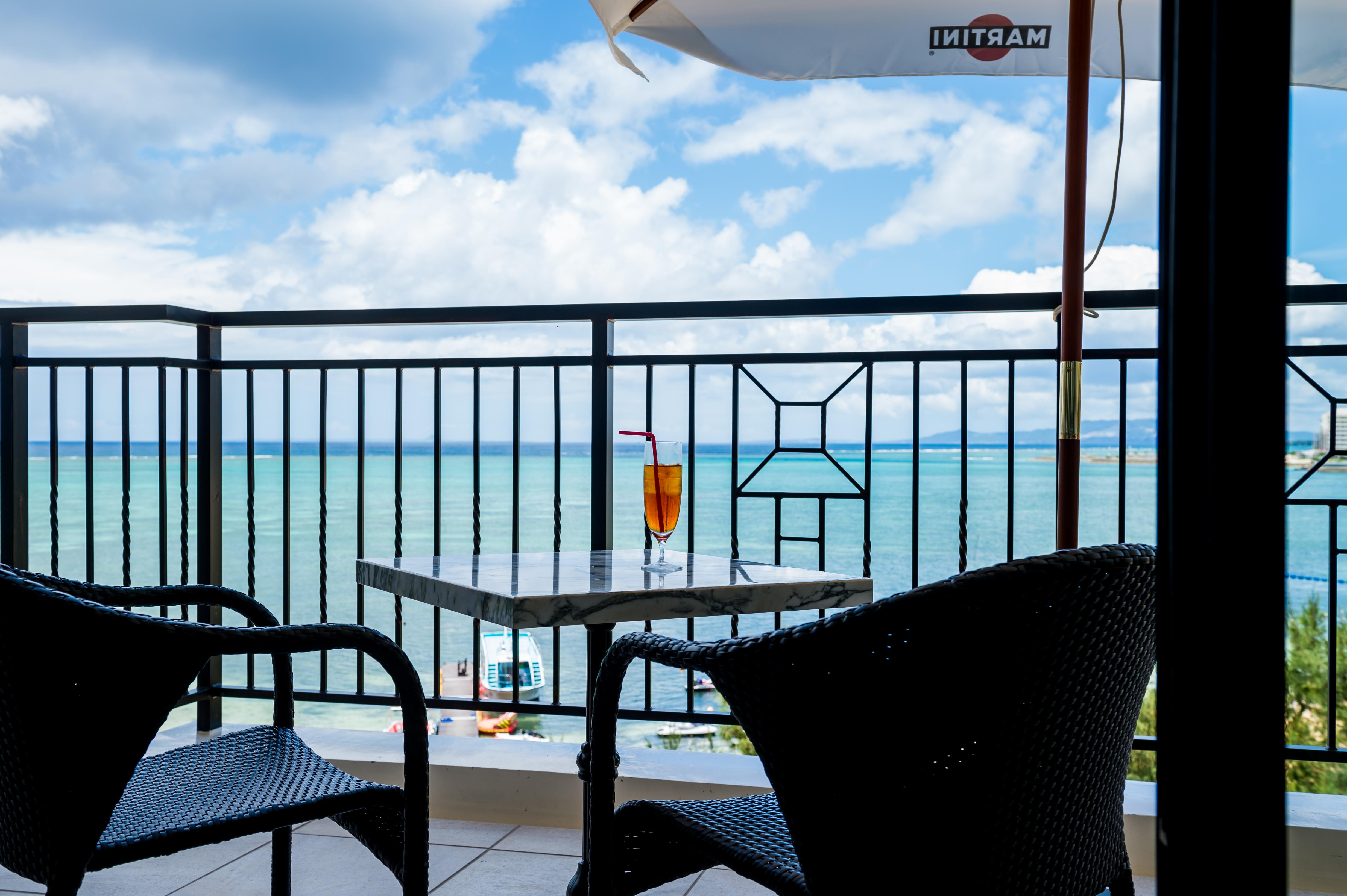 אונה Hotel Monterey Okinawa Spa & Resort מראה חיצוני תמונה View from the balcony of a hotel room