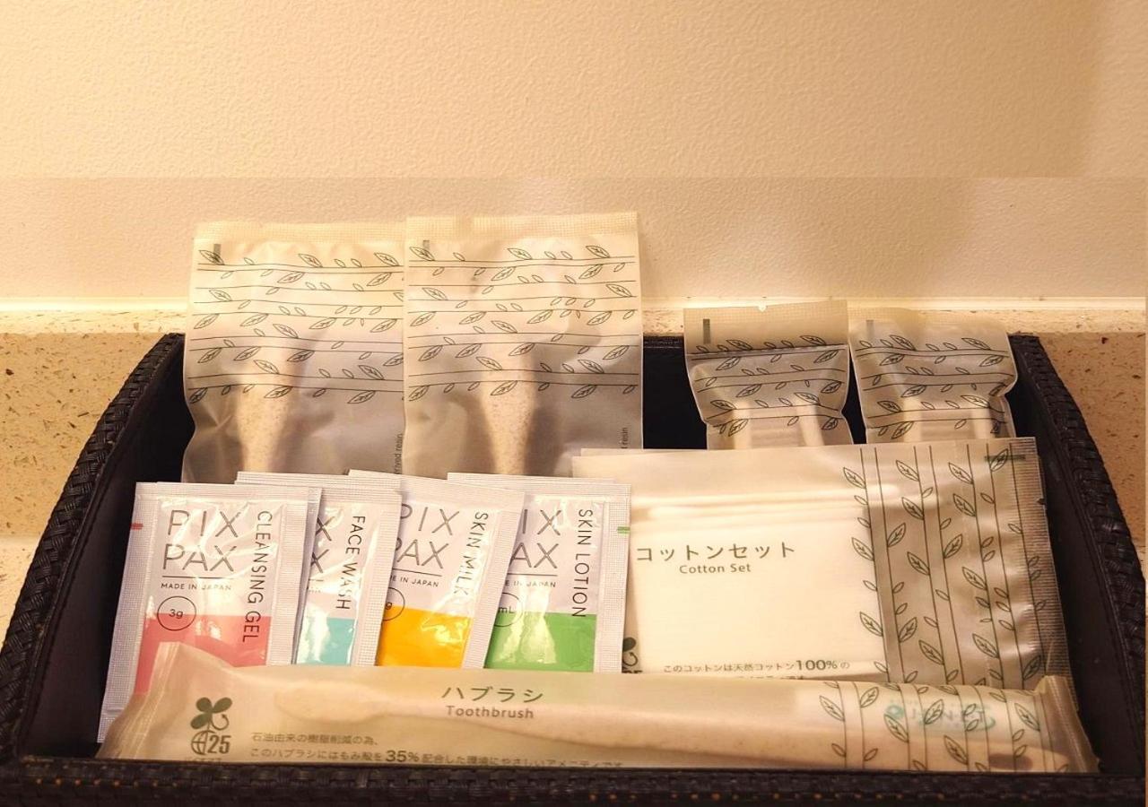 אונה Hotel Monterey Okinawa Spa & Resort מראה חיצוני תמונה A selection of toiletries in a hotel bathroom