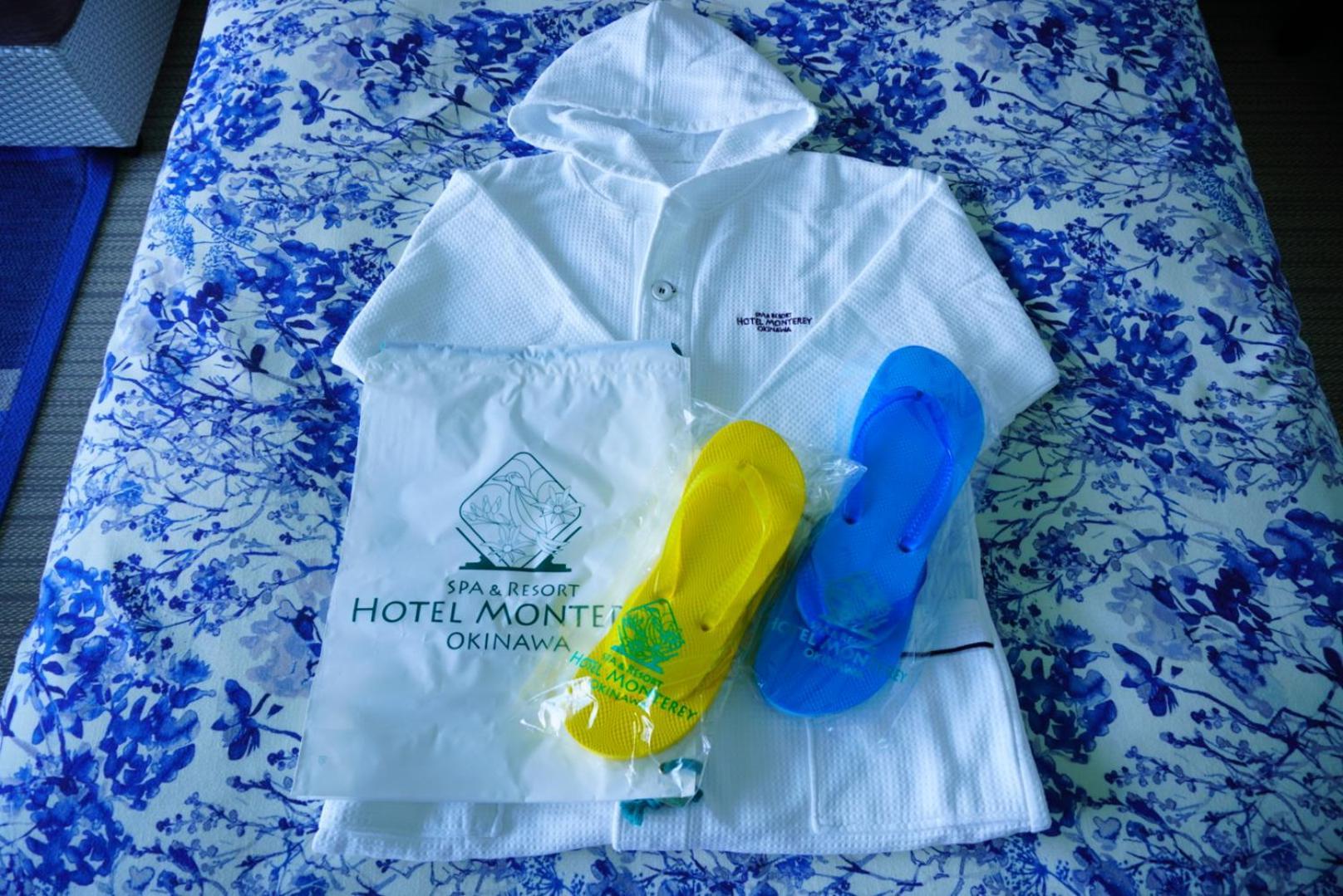 אונה Hotel Monterey Okinawa Spa & Resort מראה חיצוני תמונה A disposable rain poncho