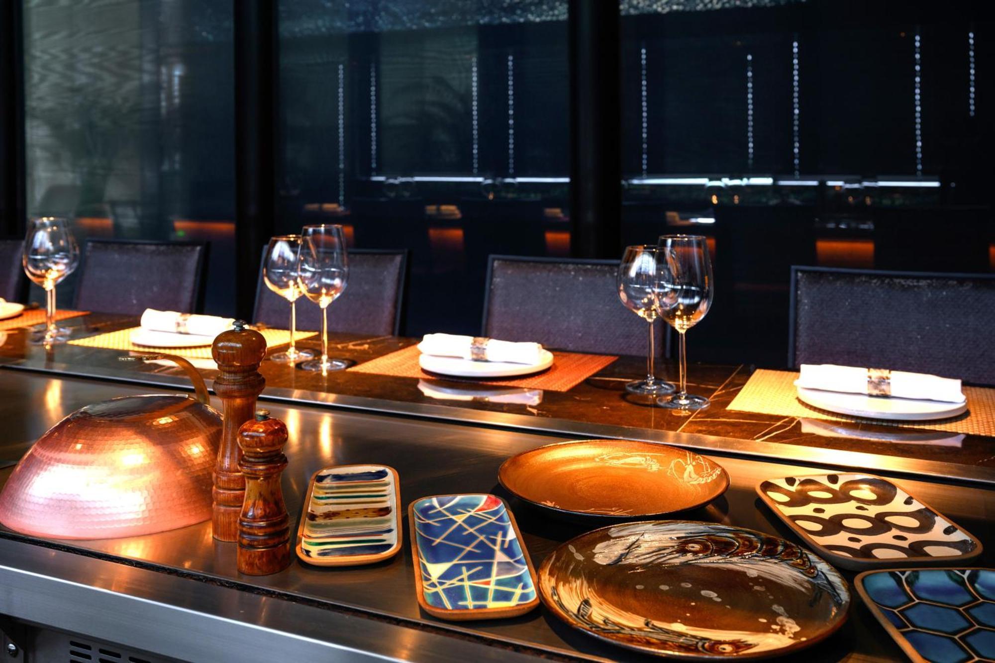אונה Hotel Monterey Okinawa Spa & Resort מראה חיצוני תמונה A table at a restaurant