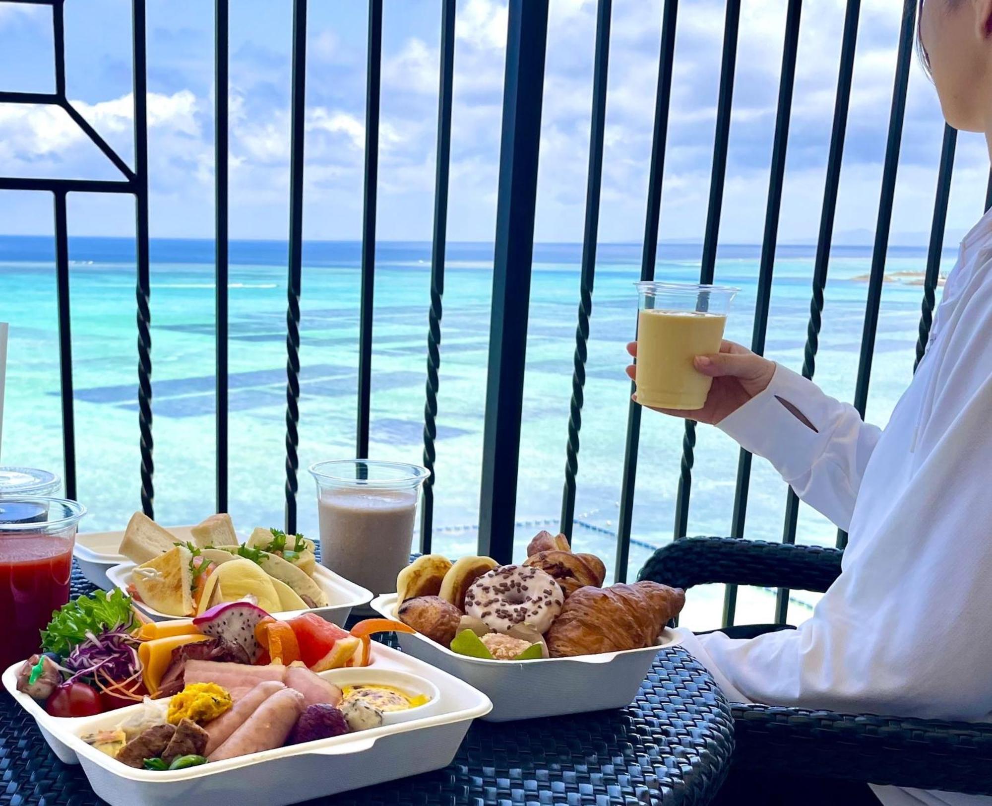 אונה Hotel Monterey Okinawa Spa & Resort מראה חיצוני תמונה Breakfast at the hotel