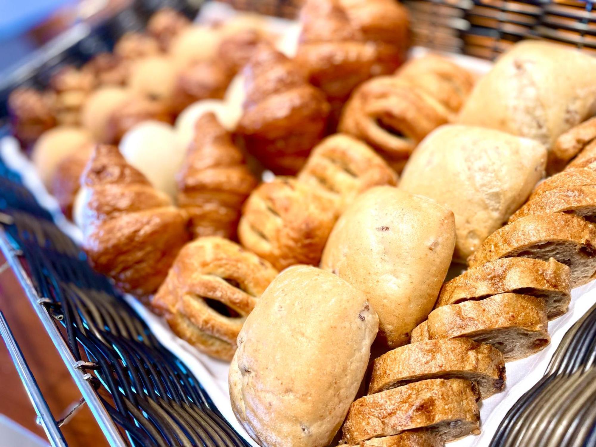 אונה Hotel Monterey Okinawa Spa & Resort מראה חיצוני תמונה A selection of bread