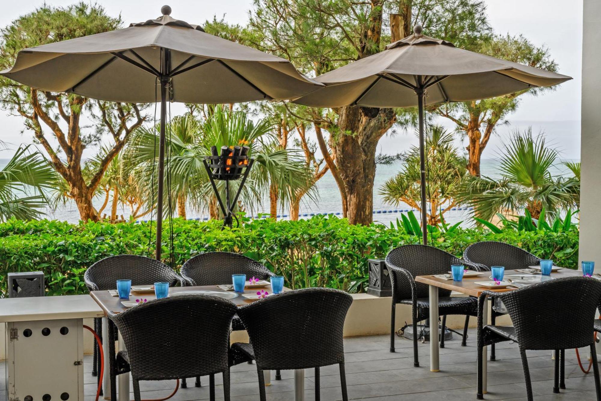 אונה Hotel Monterey Okinawa Spa & Resort מראה חיצוני תמונה The Deck