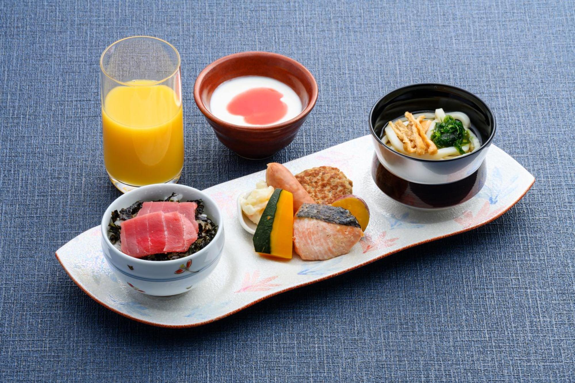 אונה Hotel Monterey Okinawa Spa & Resort מראה חיצוני תמונה A Japanese breakfast