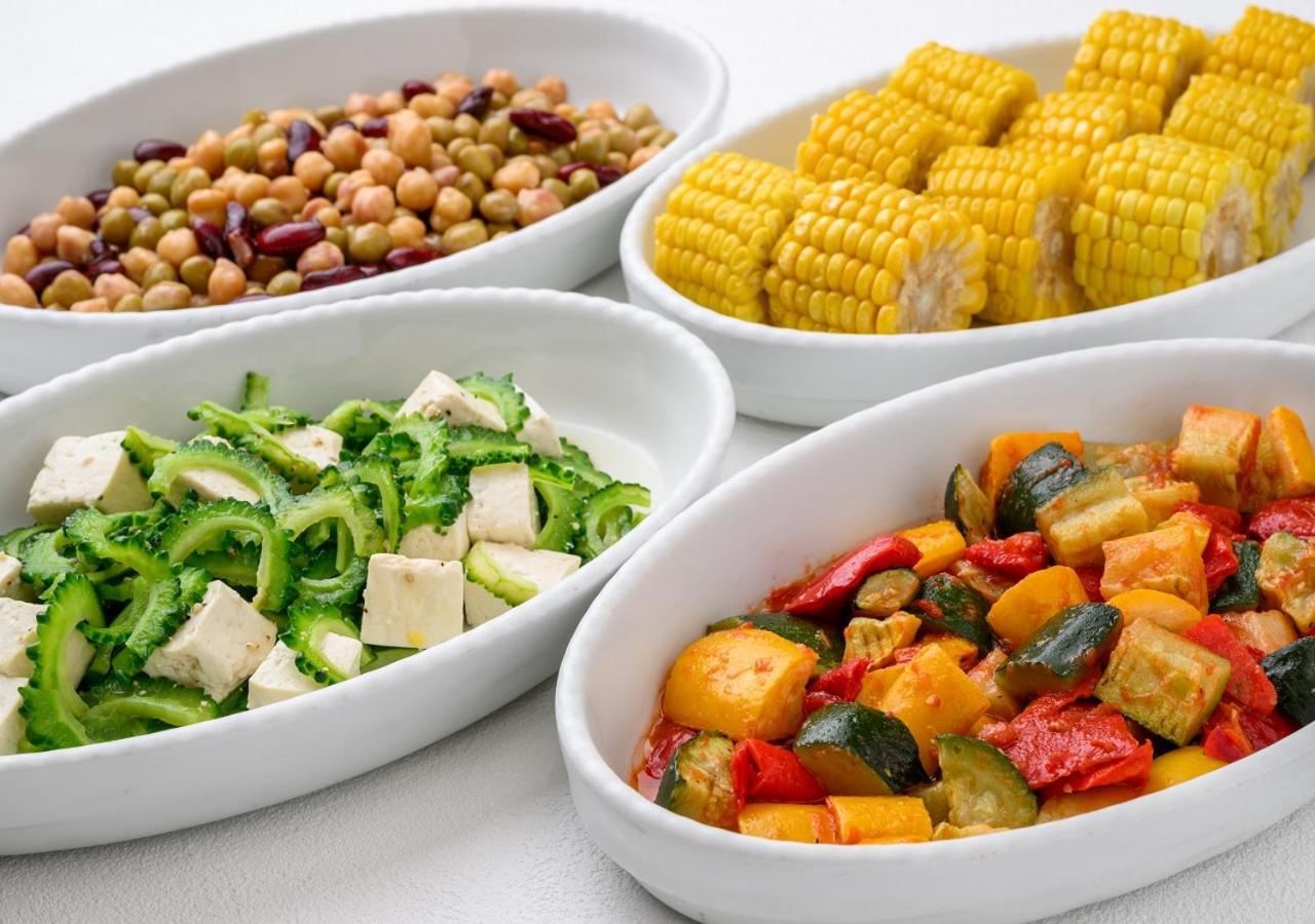 אונה Hotel Monterey Okinawa Spa & Resort מראה חיצוני תמונה A selection of vegetarian dishes
