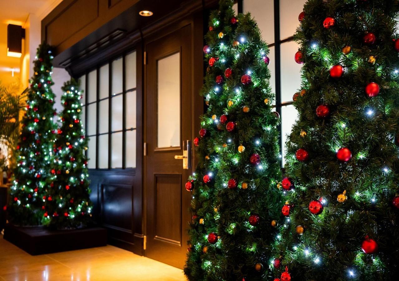 אונה Hotel Monterey Okinawa Spa & Resort מראה חיצוני תמונה Christmas trees at the entrance of a hotel
