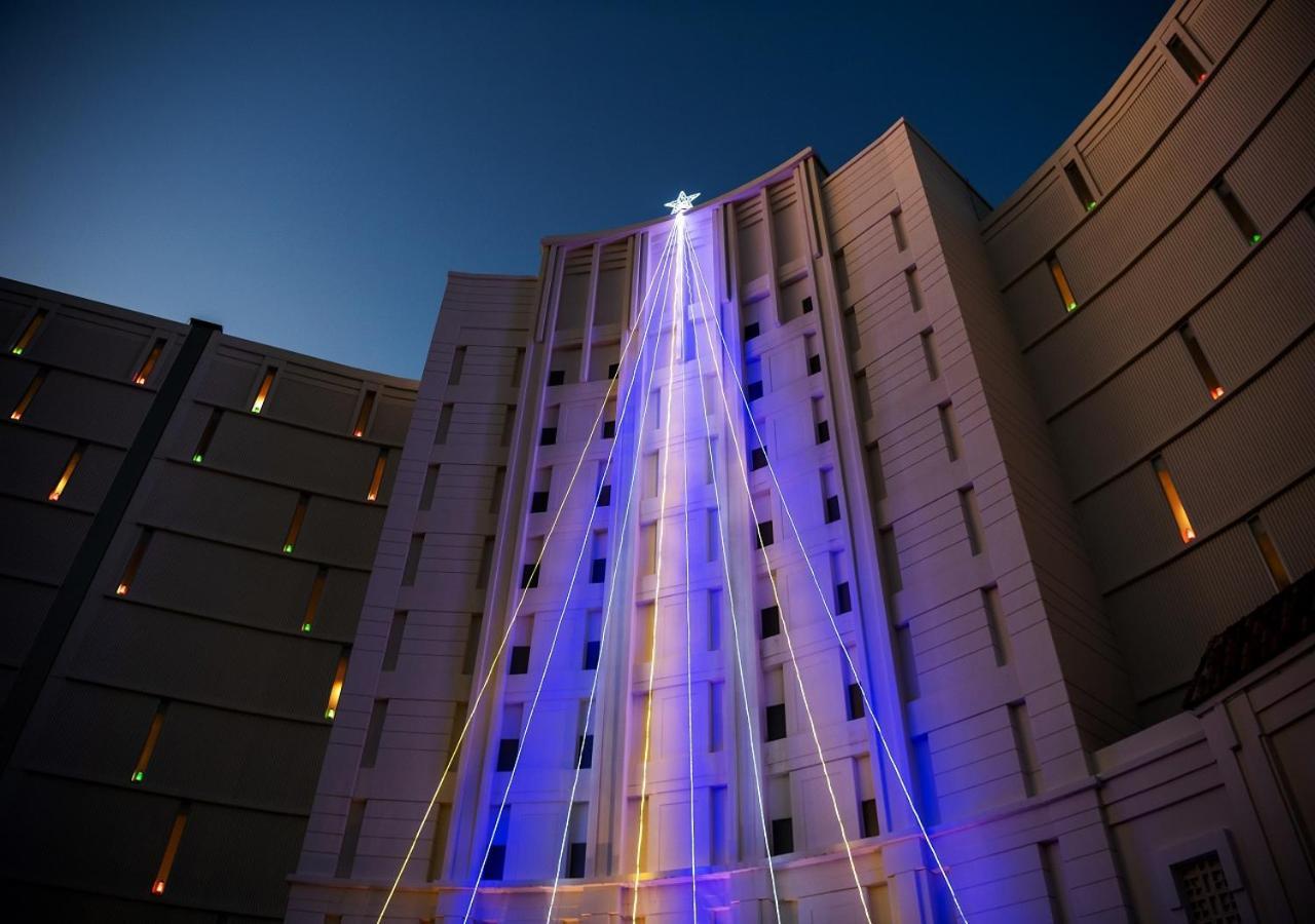 אונה Hotel Monterey Okinawa Spa & Resort מראה חיצוני תמונה The 2012 Christmas tree at the University of Texas MD Anderson Cancer Center