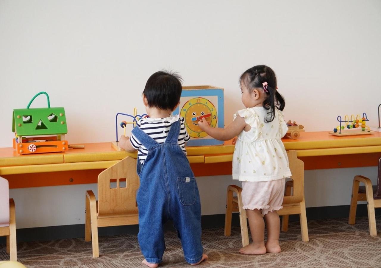 אונה Hotel Monterey Okinawa Spa & Resort מראה חיצוני תמונה Children playing with Montessori materials