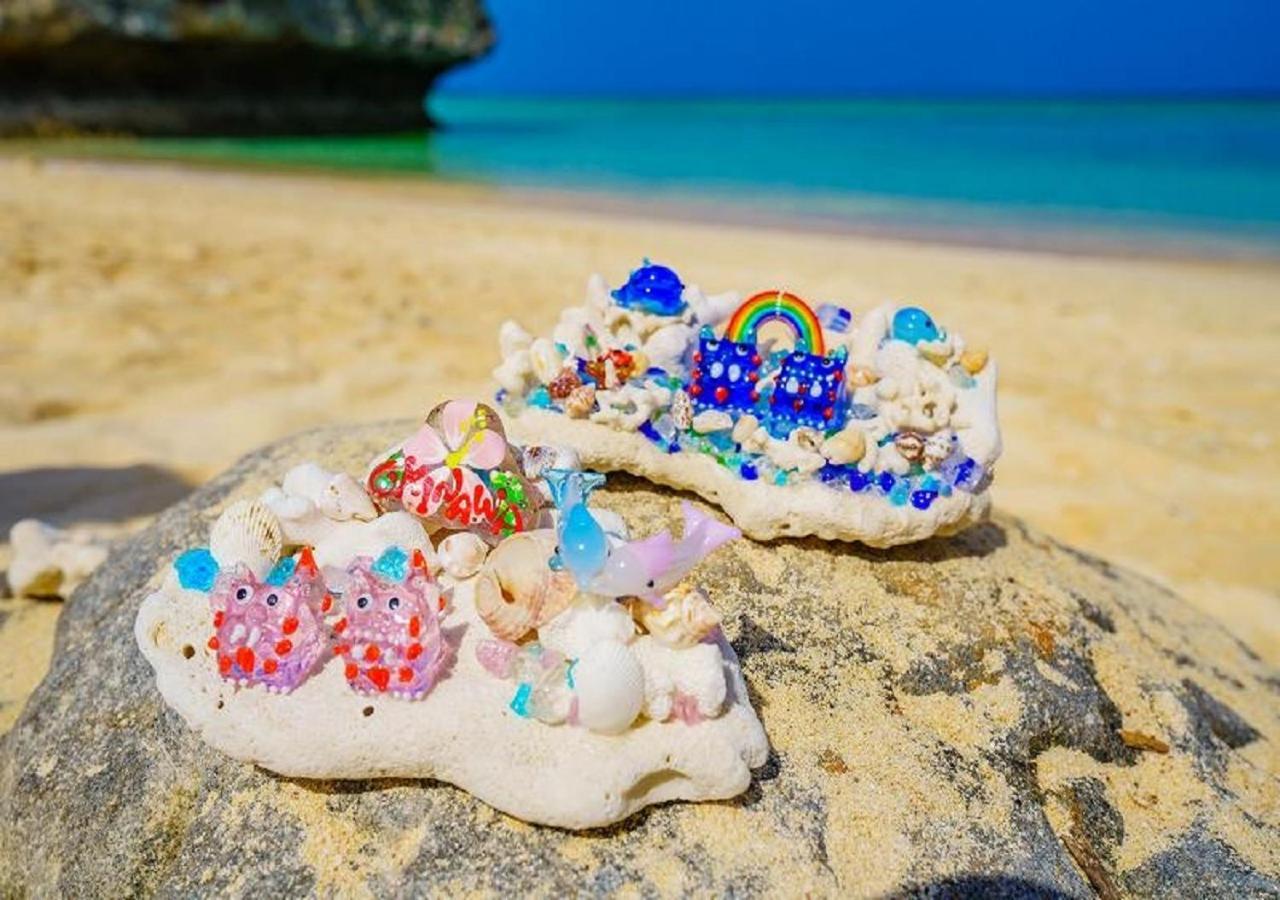 אונה Hotel Monterey Okinawa Spa & Resort מראה חיצוני תמונה A pair of decorated shoes