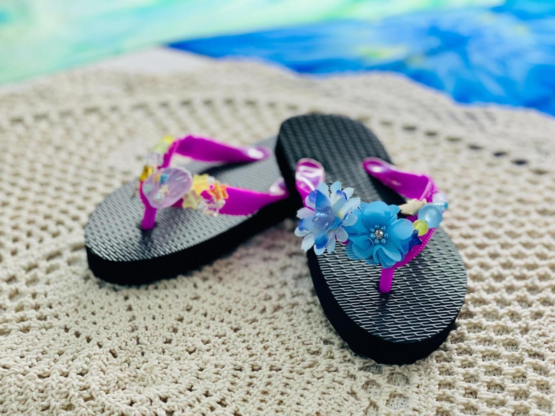 אונה Hotel Monterey Okinawa Spa & Resort מראה חיצוני תמונה Flip-flops