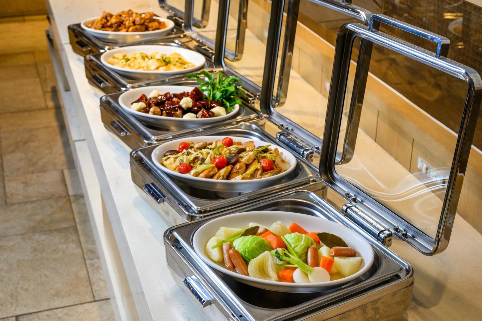 אונה Hotel Monterey Okinawa Spa & Resort מראה חיצוני תמונה A chafing dish buffet