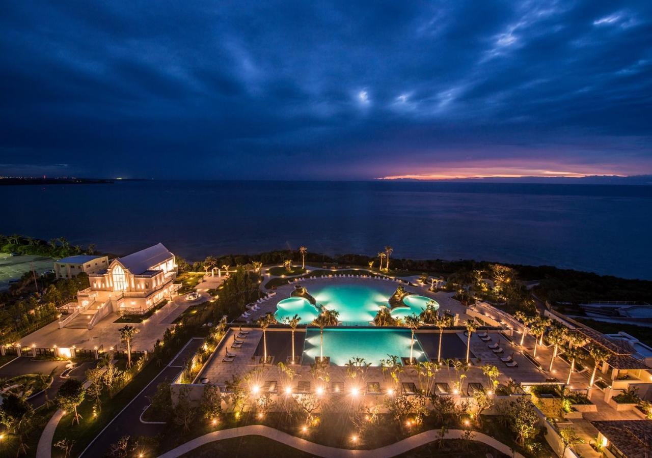אונה Hotel Monterey Okinawa Spa & Resort מראה חיצוני תמונה The resort at night