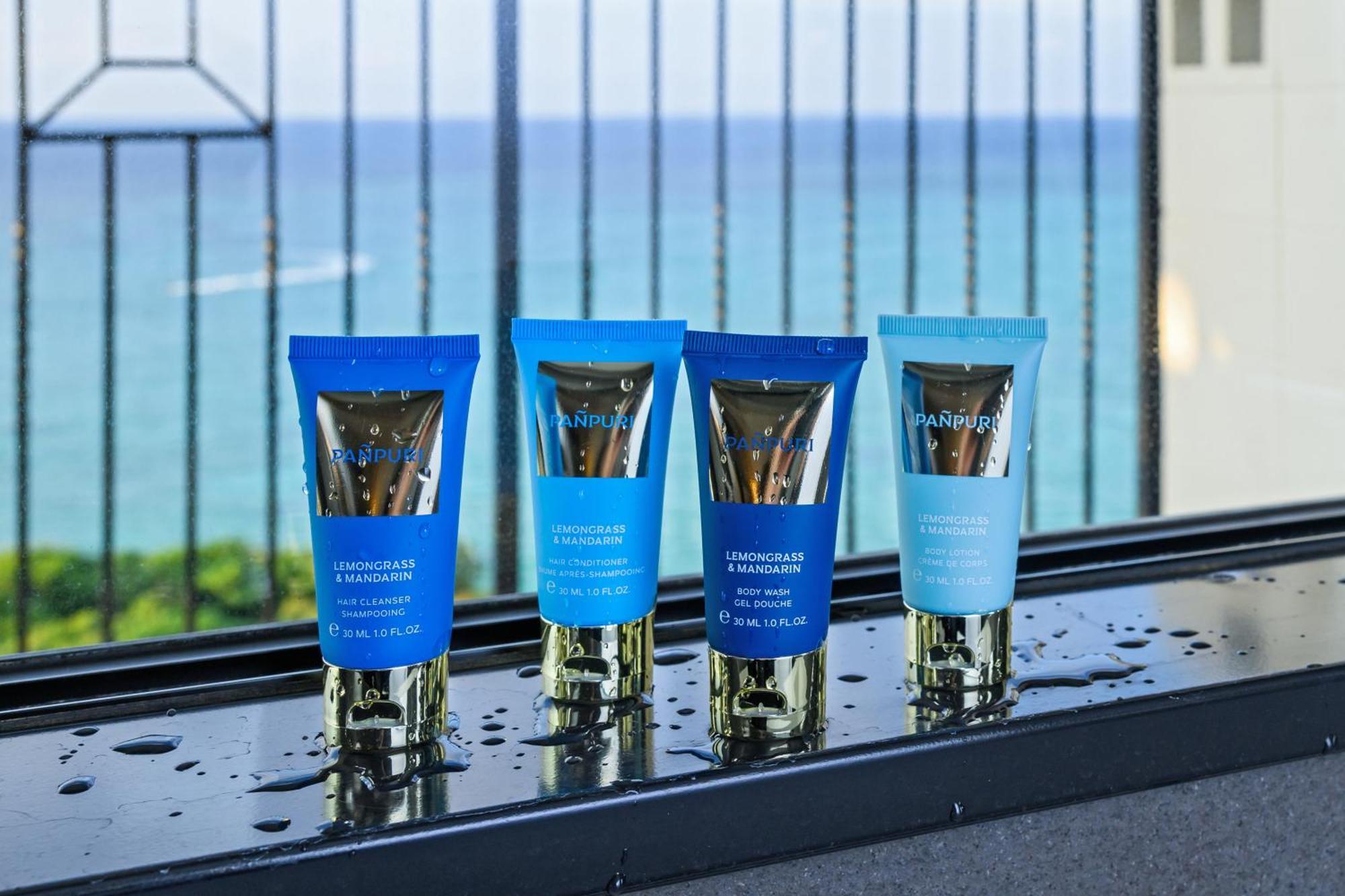 אונה Hotel Monterey Okinawa Spa & Resort מראה חיצוני תמונה The Sea Collection