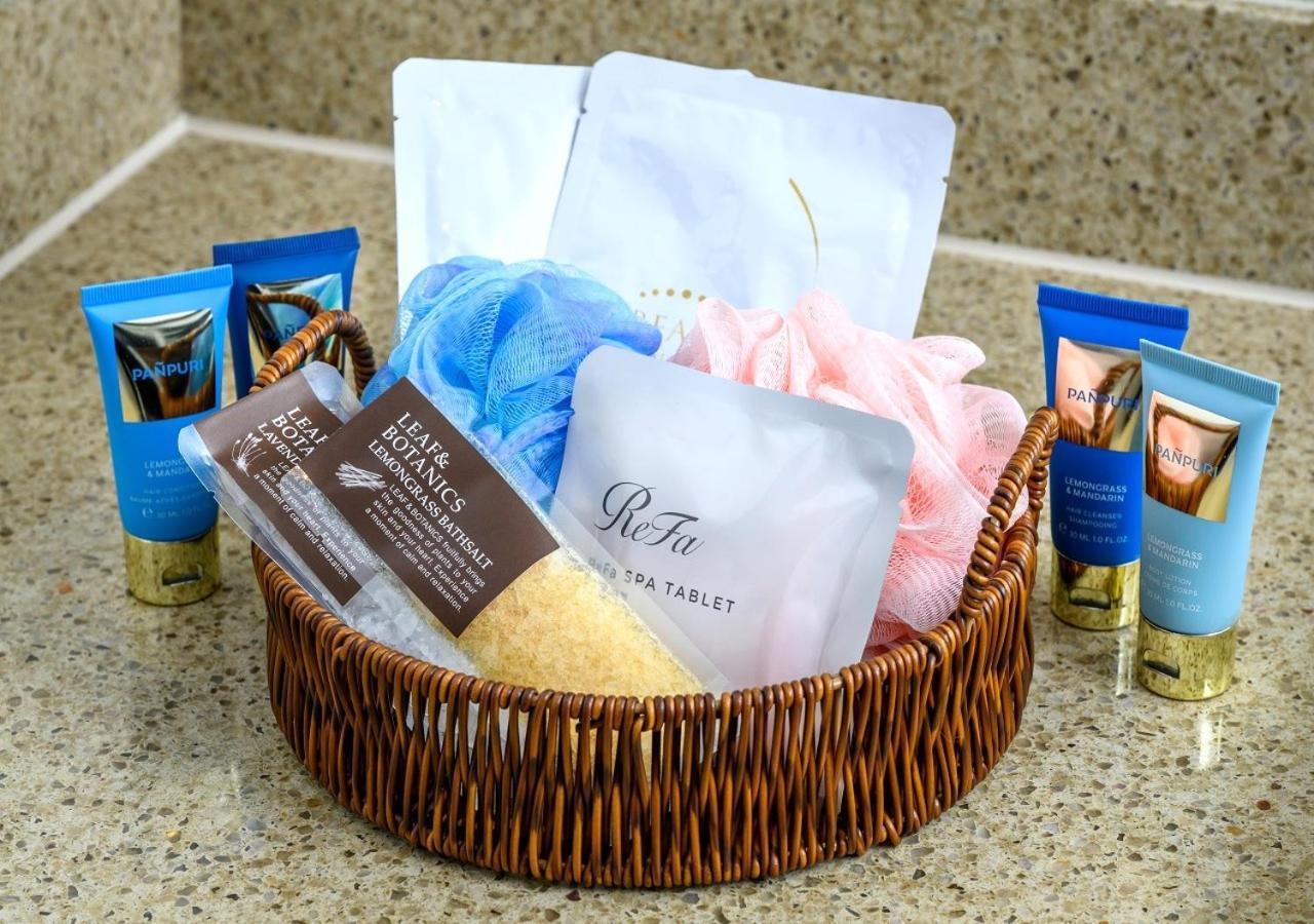 אונה Hotel Monterey Okinawa Spa & Resort מראה חיצוני תמונה A selection of toiletries